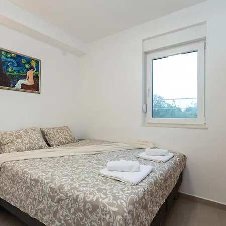 Pet Friendly In With Wifi Holiday home Drage