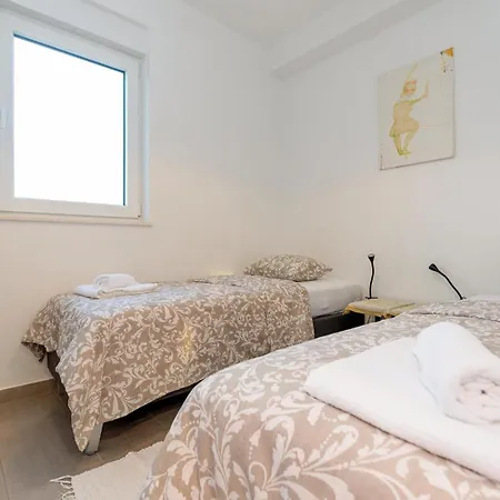 Pet Friendly In With Wifi Holiday home Drage